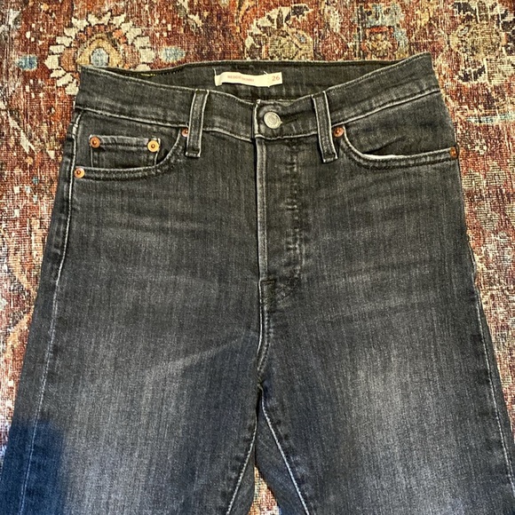 Levi’s Wedgie Skinny. High Rise. Size 26. Charcoal Distressed Grey. Stretch. - Picture 4 of 11